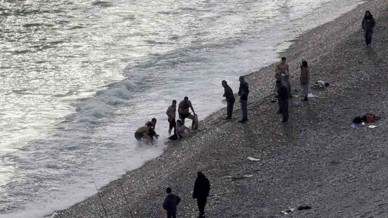 Antalya'da fırtınada denize giren 15 yaşındaki iki kız kurtarıldı