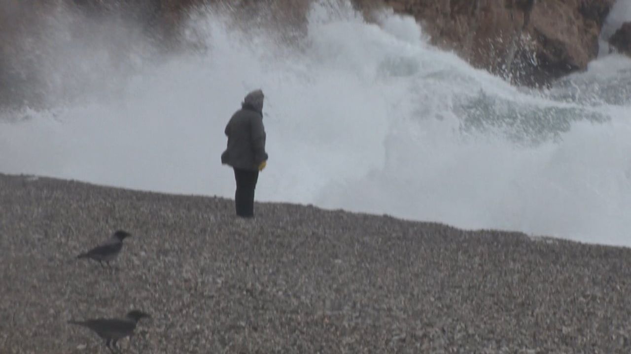 Antalya'da fırtınaya rağmen sahile akın: Dalgalarla hatıra fotoğrafı