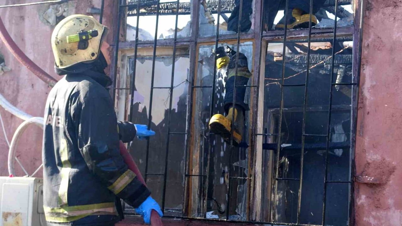 Antalya'da Gecekondu Yangını: Ev Kullanılamaz Hale Geldi, Kız Çocuğu Gözyaşlarıyla İzledi