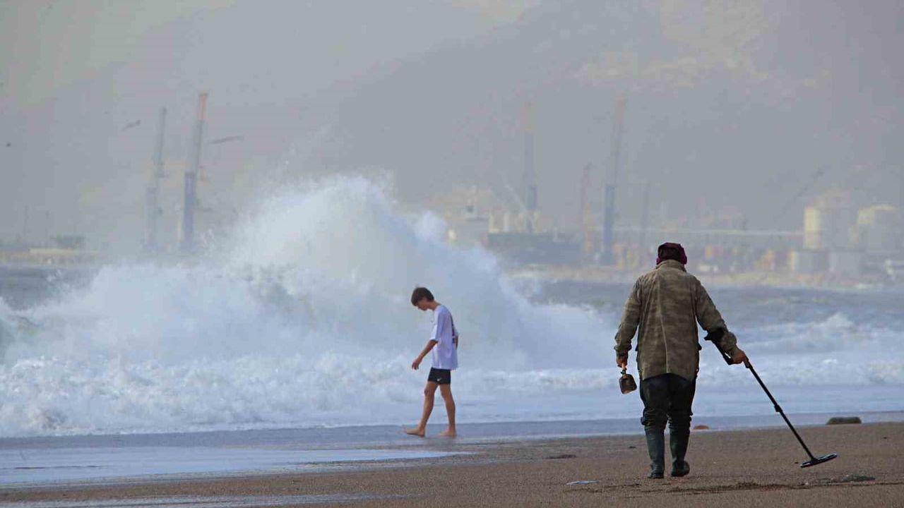 Antalya'da Güneşin Dönüşü: Konyaaltı Sahili Bir Haftanın Ardından Doldu