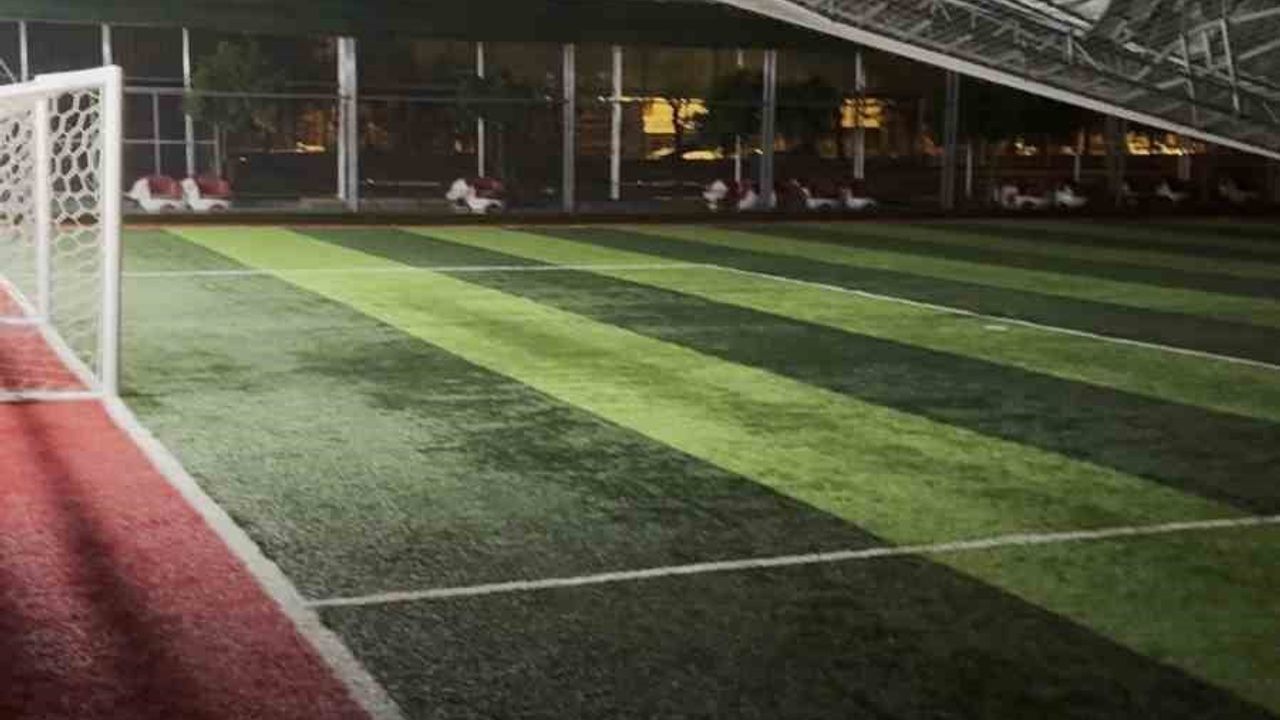 Antalya'da Halı Saha Çatısı Fırtınada Çöktü — Futbolcuların Kaçış Anı Kamerada