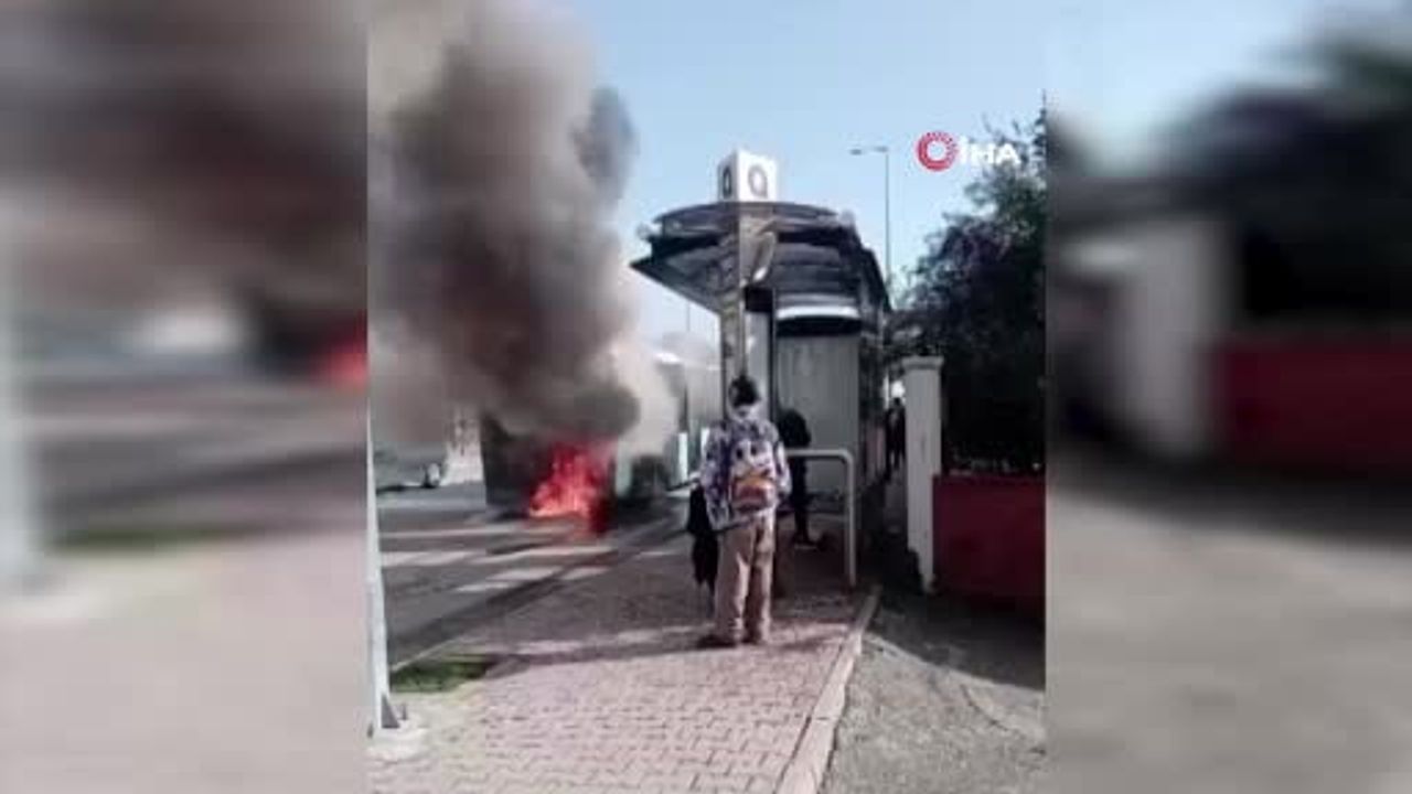 Antalya'da Halk Otobüsü Alevlere Teslim Oldu: Sürücünün Müdahalesi Hasarı Sınırladı
