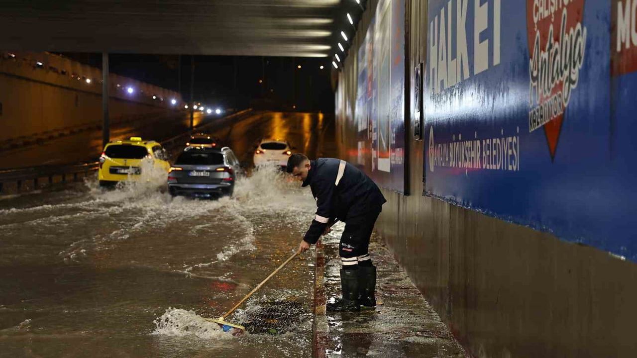 Antalya'da Hortum ve Fırtına: 714 Personel, 334 Araçla Müdahale