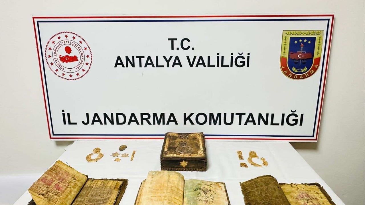 Antalya'da Jandarma Operasyonu: Araçta 3 Kur'an-ı Kerim ve 18 Tarihi Eser Ele Geçirildi