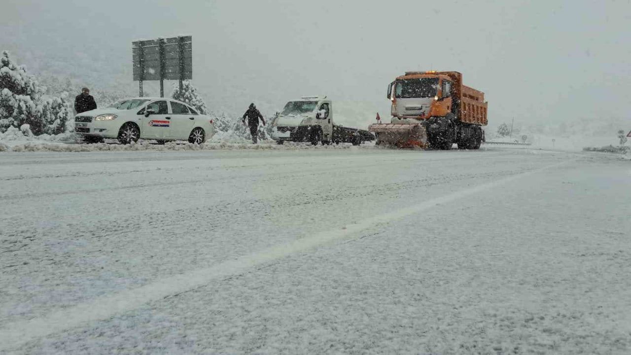 Antalya'da Kar Yağışı: Alacabel Beyaza Büründü
