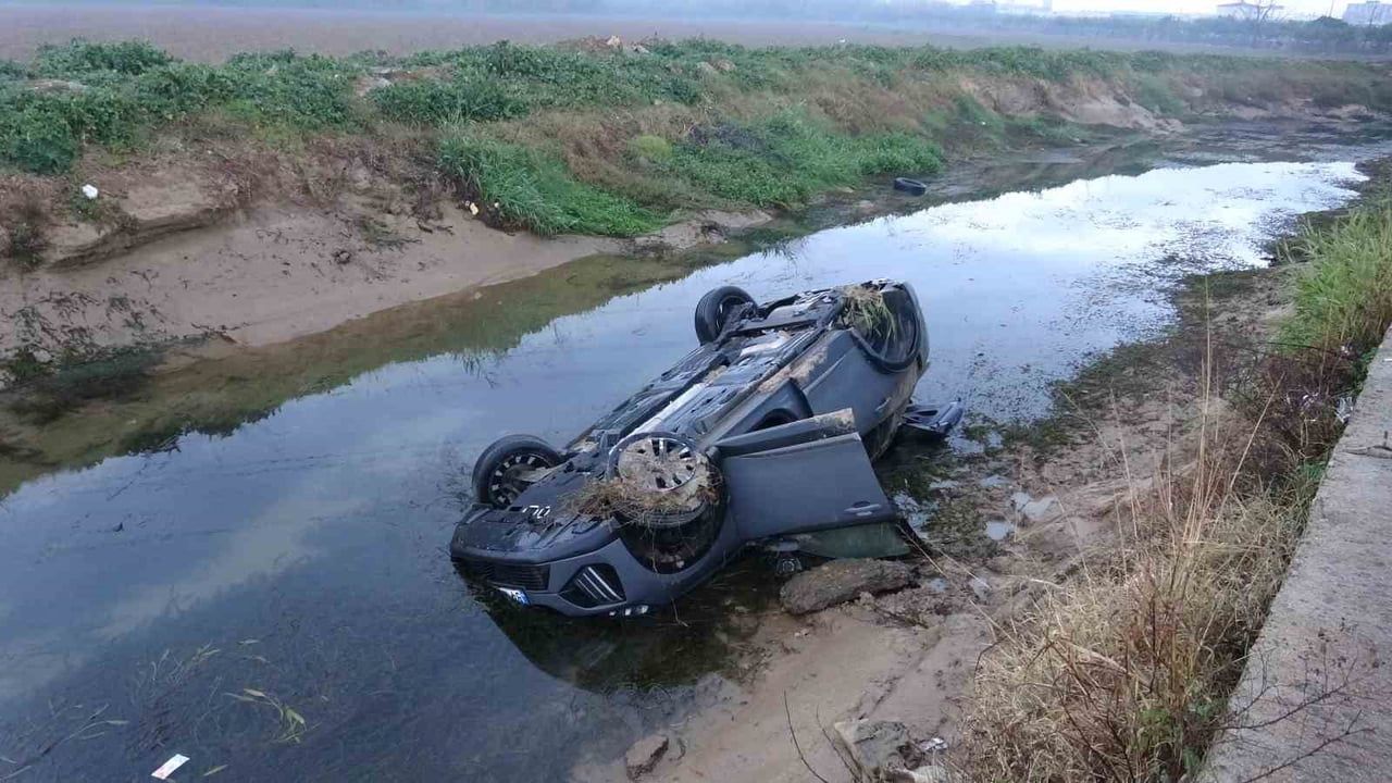 Antalya'da Kaygan Yolda Kontrolden Çıkan Araç Düden Çayı'na Uçtu