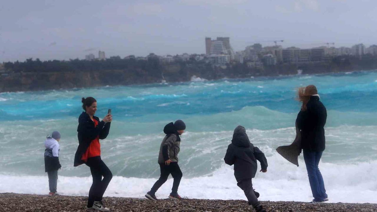 Antalya'da kuvvetli rüzgar çatılara ve tabelalara zarar verdi