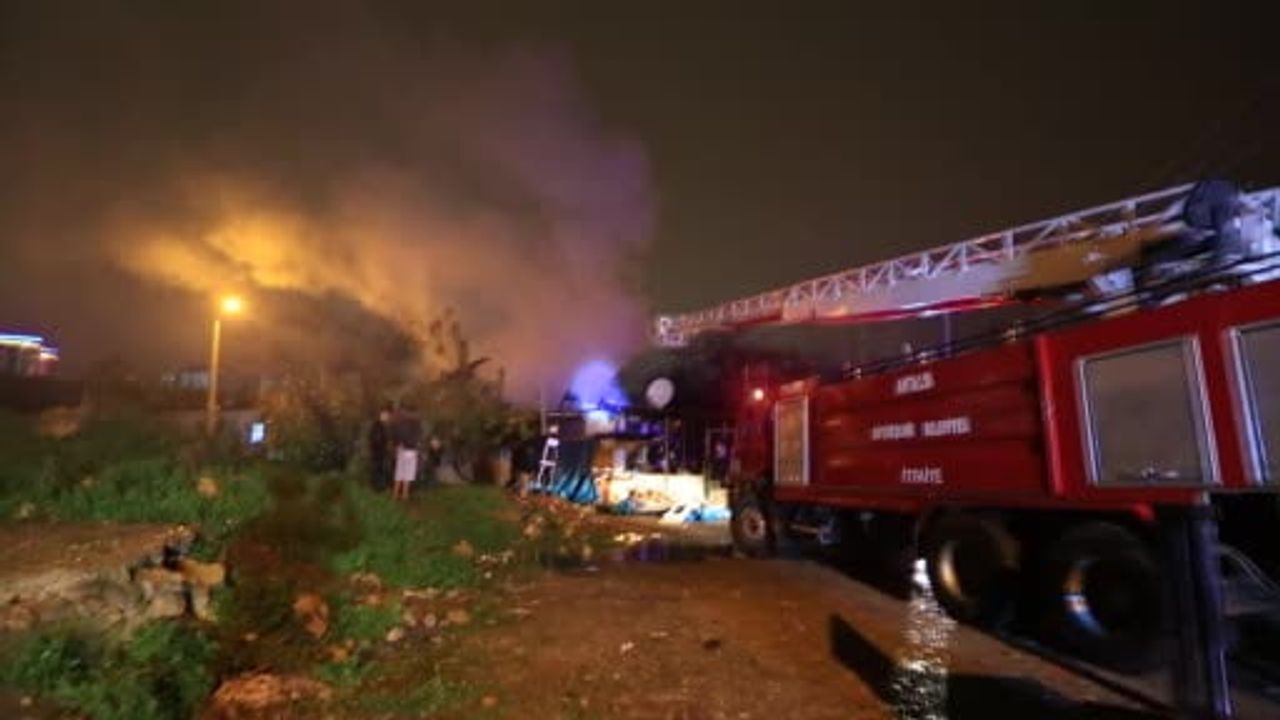 Antalya'da Müstakil Ev Kül Oldu: Sahibi Gözyaşlarına Boğuldu