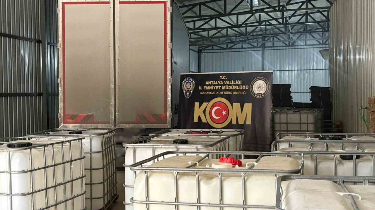 Antalya'da Operasyon: Örgüt Kurma ve Kaçakçılıktan 14 Kişi Tutuklandı