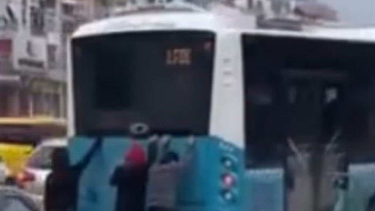 Antalya'da Patenle Araçlara Tutunan 2 Çocuğa Adli İşlem