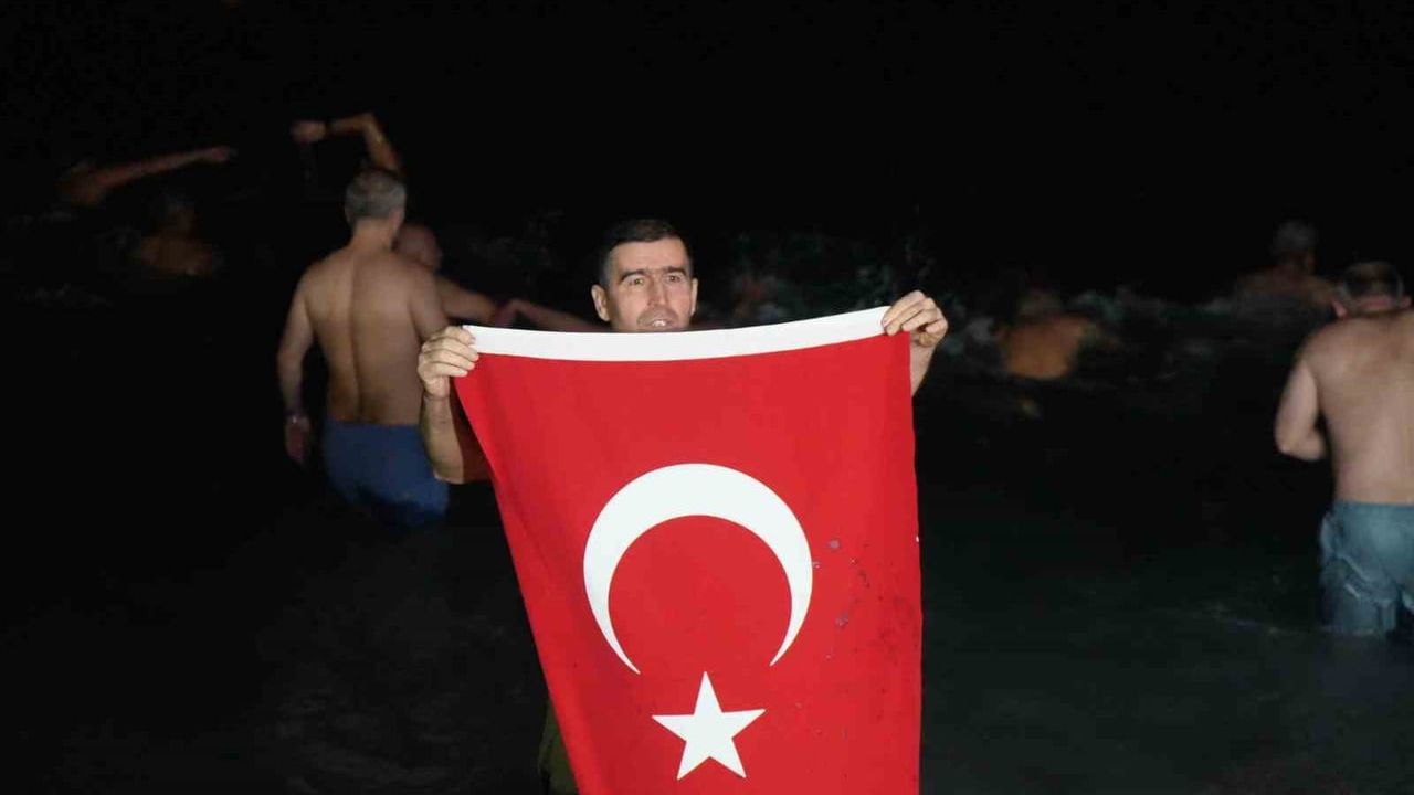 Antalya’da Ritüel Bozulmadı: Konyaaltı'nda 2026'yı Denizde Karşıladılar