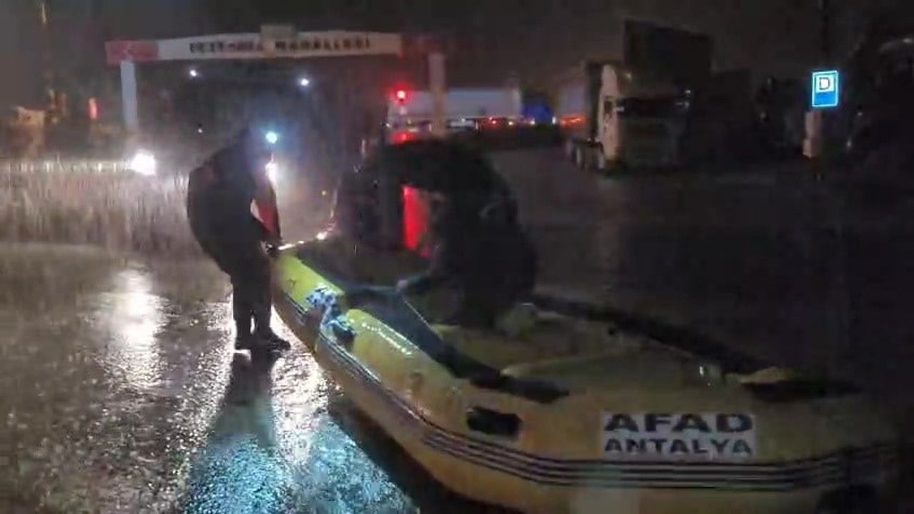 Antalya'da Sağanak: AFAD Botlarla Mahsur Kalanları Kurtardı