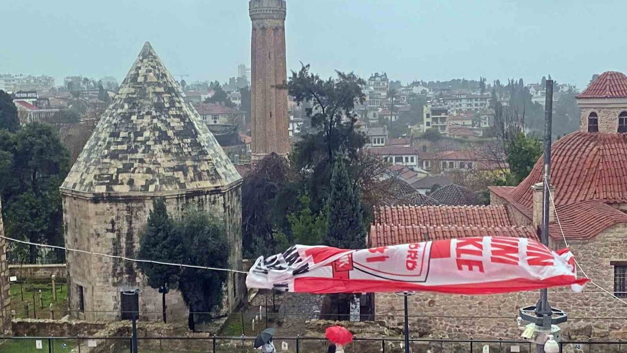 Antalya'da Sağanak ve Şiddetli Rüzgar: Meteoroloji 'Sarı Kod' Uyarısı