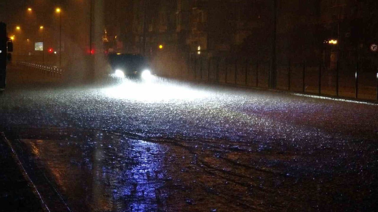 Antalya'da sağanak yolları göle döndürdü: Araçlar mahsur kaldı