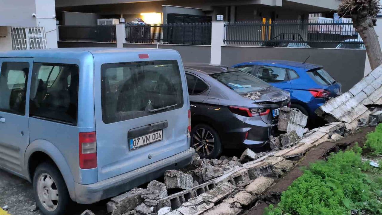Antalya'da Şiddetli Rüzgar: Halı Sahanın Çatısı Çöktü, Dereler Taştı