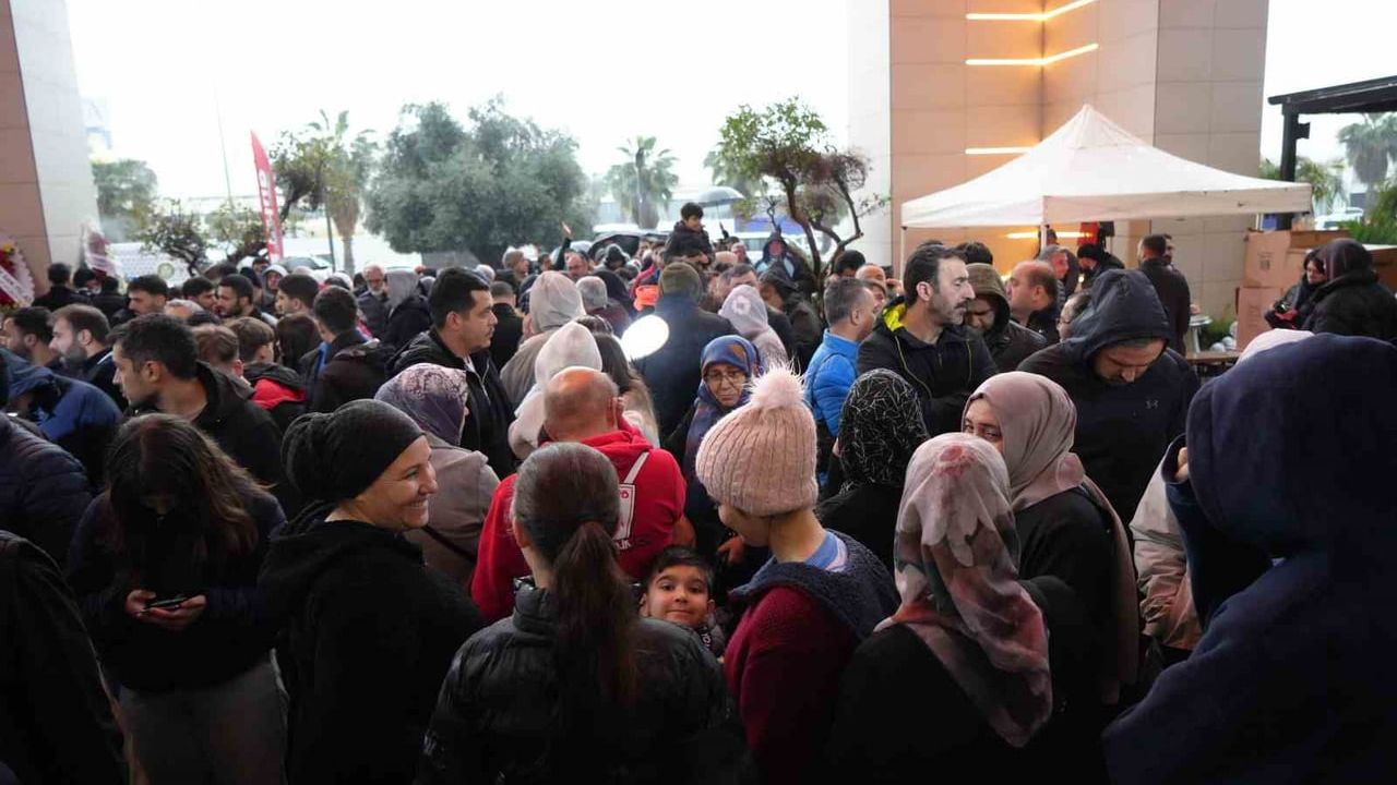 Antalya'da Teknoloji İndirimi İzdiham Yarattı: 2 Bin Kişiye 1.000 TL