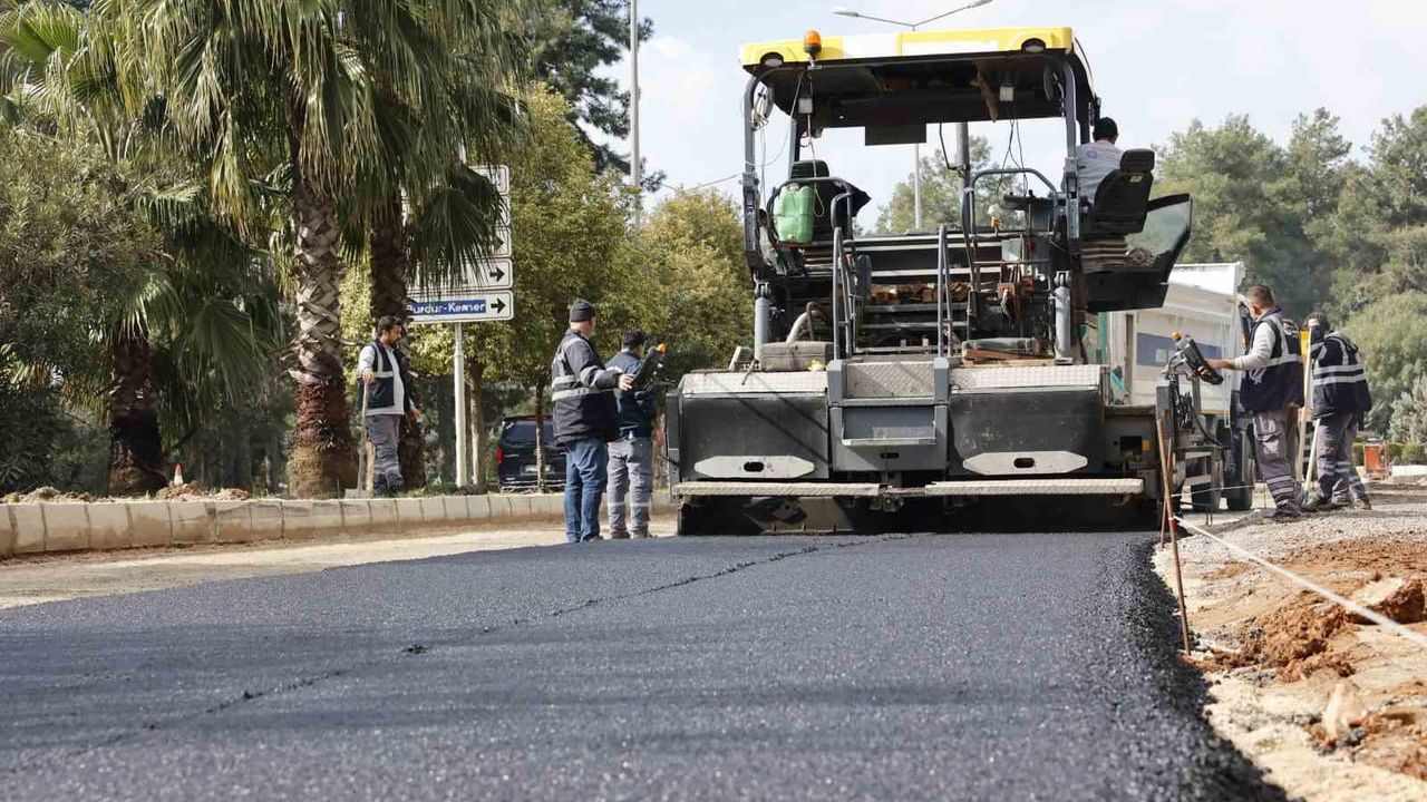 Antalya'da Yağış Sonrası Bozulan Yollar Hızla Onarılıyor