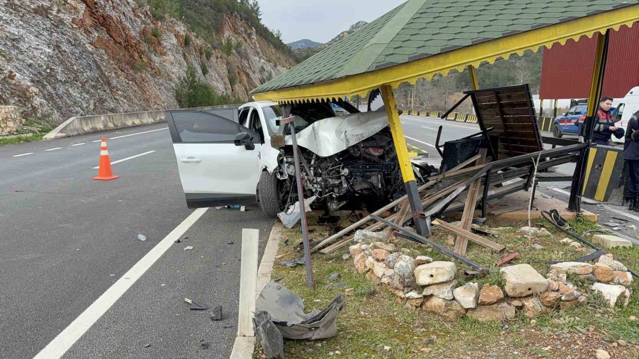 Antalya Gazipaşa'da Otomobil Jandarma Noktasına Çarptı: 4 Yaralı