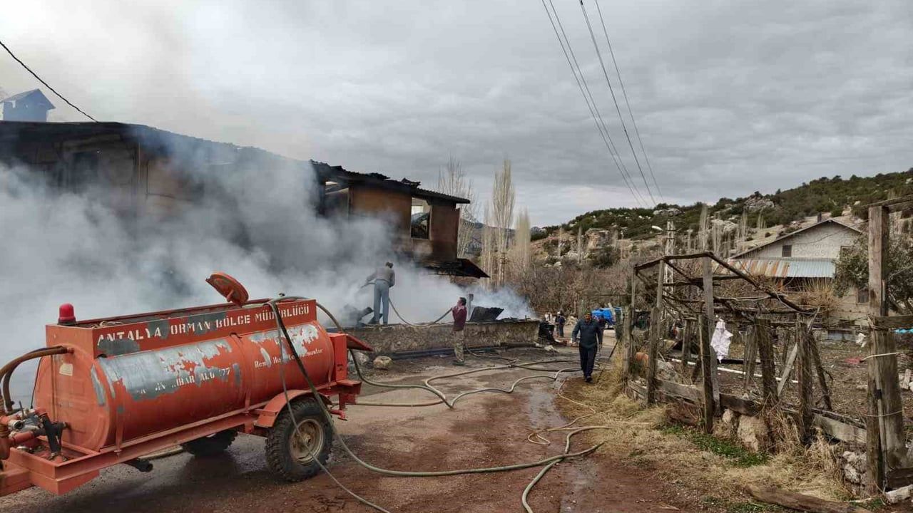 Antalya Gündoğmuş'ta Ev Yangını: 3 Büyükbaş Telef, 1 Kişi Dumandan Etkilendi
