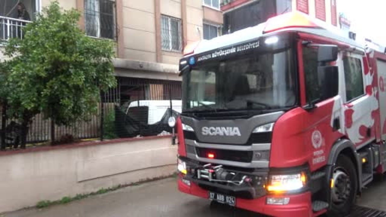 Antalya Kepez'te Elektrik Kaynaklı Yangın: Mehmet E. Komşuları Tarafından Kurtarıldı