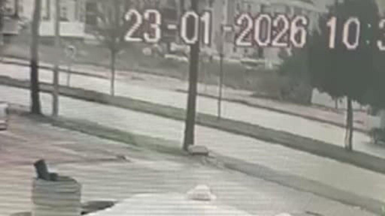 Antalya Kepez'te Minibüs Arkadan Kamyonete Çarptı: 3 Yaralı