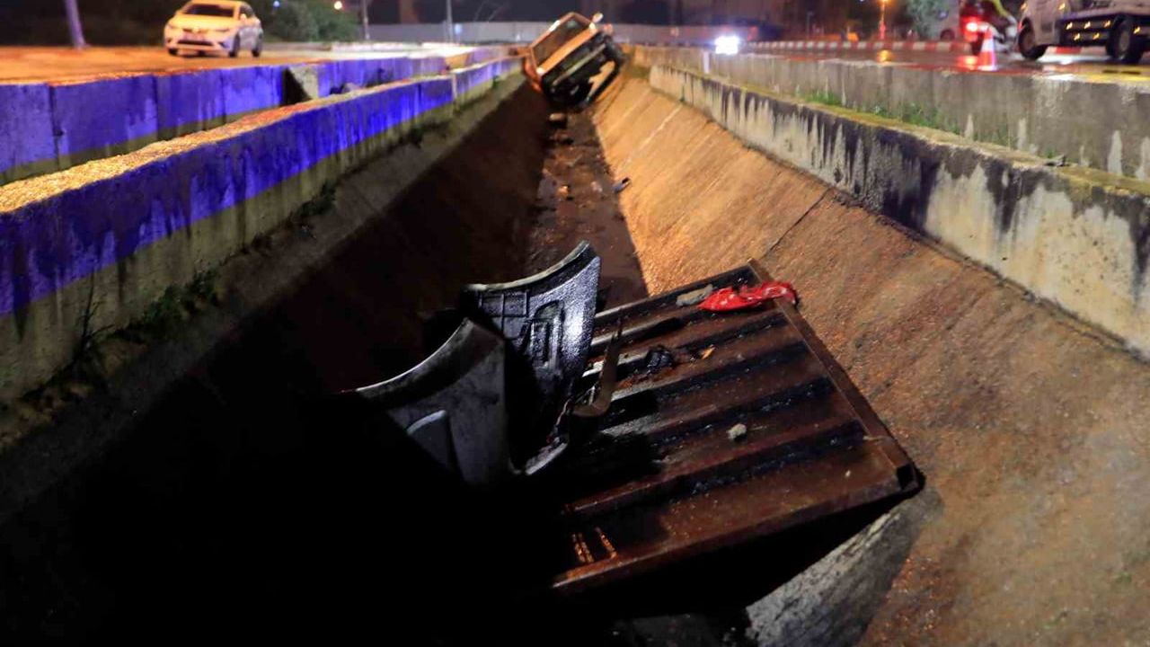 Antalya Kepez'te Otomobil Yağmur Suyu Kanalına Uçtu — Sürücü Yaralanmadı