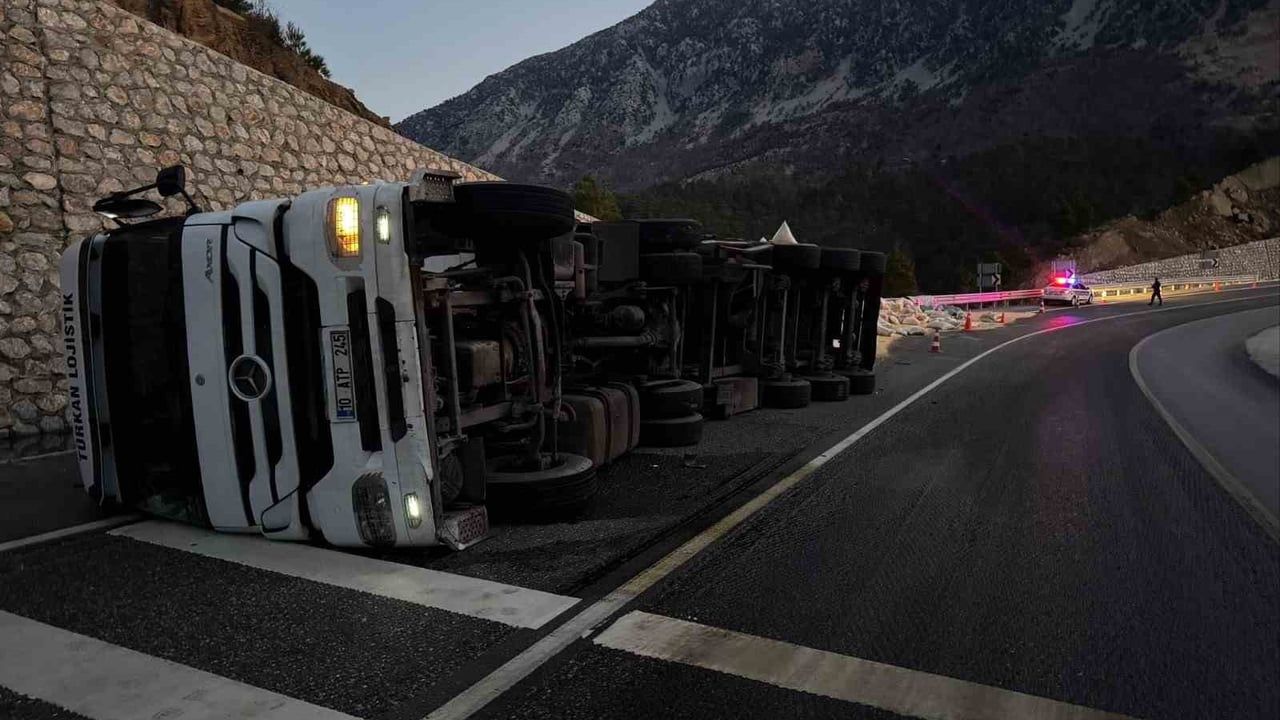 Antalya-Konya D-687'de yem yüklü tır devrildi: 2 yaralı