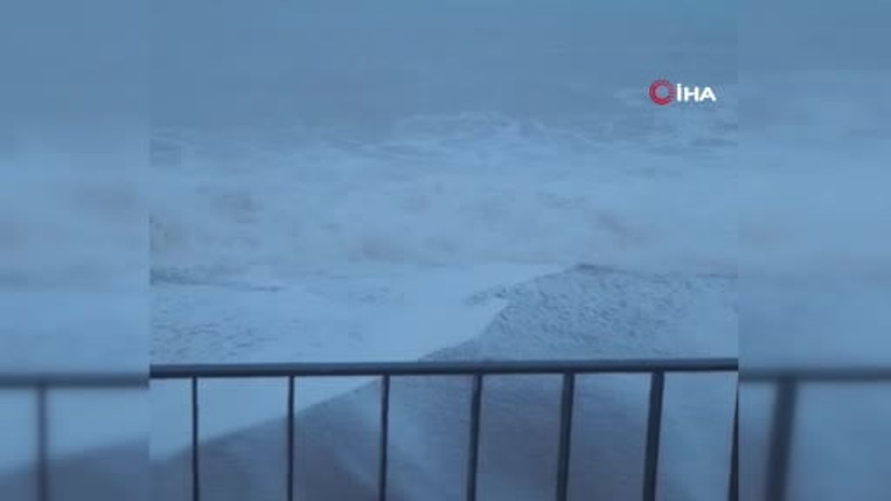 Antalya Konyaaltı'nda 2 Metrelik Dalgalar: Vatandaş Dalga Arasında Şınav Çekti