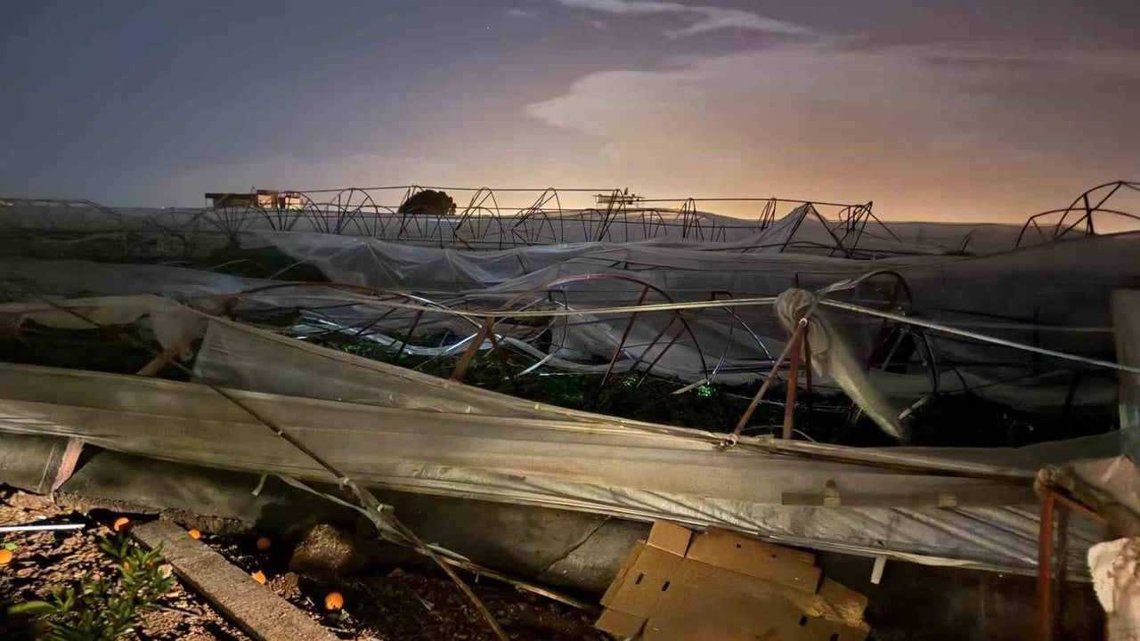 Antalya Kumluca'da hortum seralara ve enerji hatlarına zarar verdi