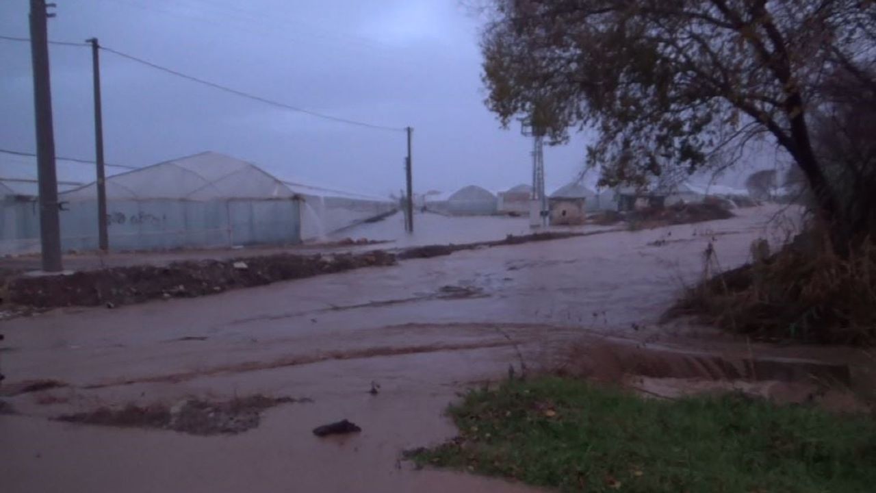 Antalya Kumluca'da Sağanak: Tarım Arazileri Sular Altında, Sürücü Botla Kurtarıldı