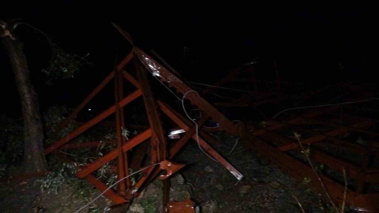 Antalya Manavgat'ta Hortum Dehşeti: Seralar Yerle Bir, Evlerin Çatısı Uçtu