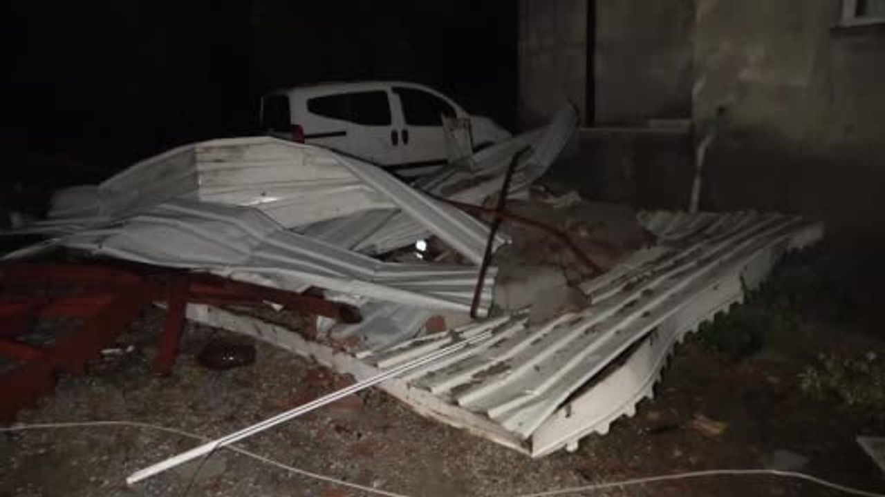 Antalya Manavgat’ta Hortum: Evlerin Çatısı Uçtu, Seralar Yerle Bir