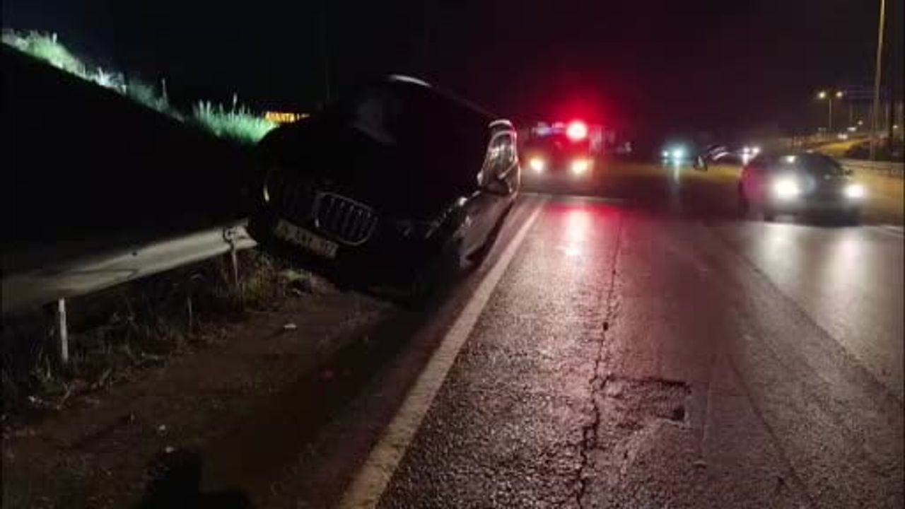 Antalya Manavgat'ta Lüks Cip Bariyerlerin Üzerinde Asılı Kaldı