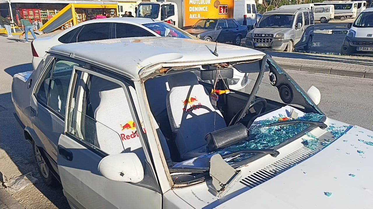 Antalya Manavgat'ta Virajı Alamayan Tofaş Markete Girdi