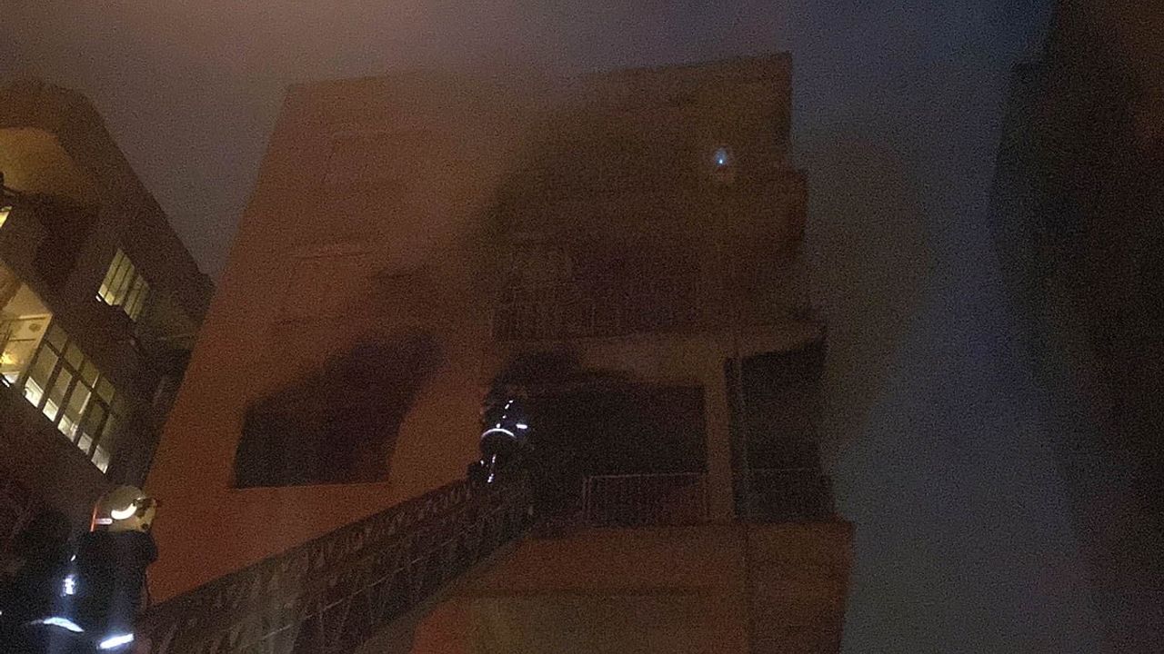 Antalya Muratpaşa'da 3. kattaki yangın daireyi küle çevirdi