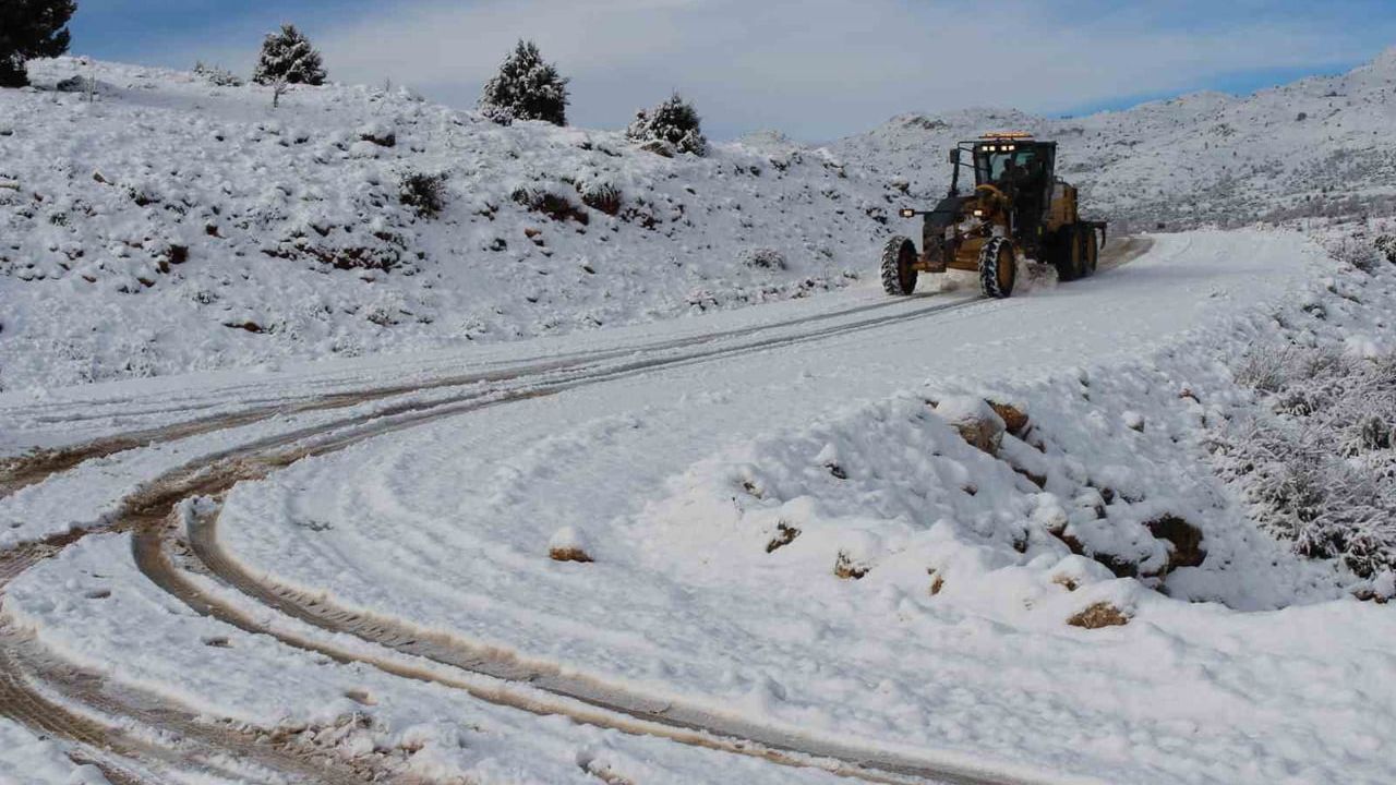 Antalya'nın Yüksek Kesimlerinde Karla Mücadele: Akseki, Alanya, Elmalı'da Ekipler Sahada
