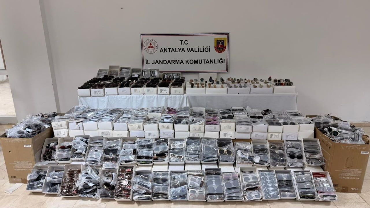 Antalya Serik’te Gümrük Kaçağı: 7 bin 250 Gözlük ve 366 Saat Ele Geçirildi