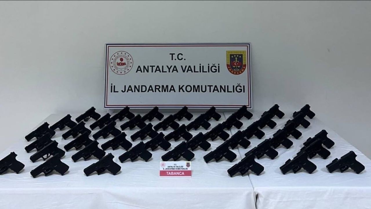 Antalya Serik’te Jandarma Operasyonu: Araçtan 45 Ruhsatsız Glock Tabanca Çıktı