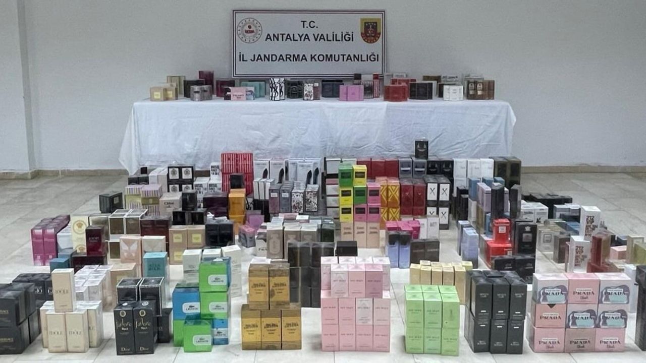 Antalya Serik'te Jandarmadan 3 bin 450 Kaçak Parfüm Operasyonu