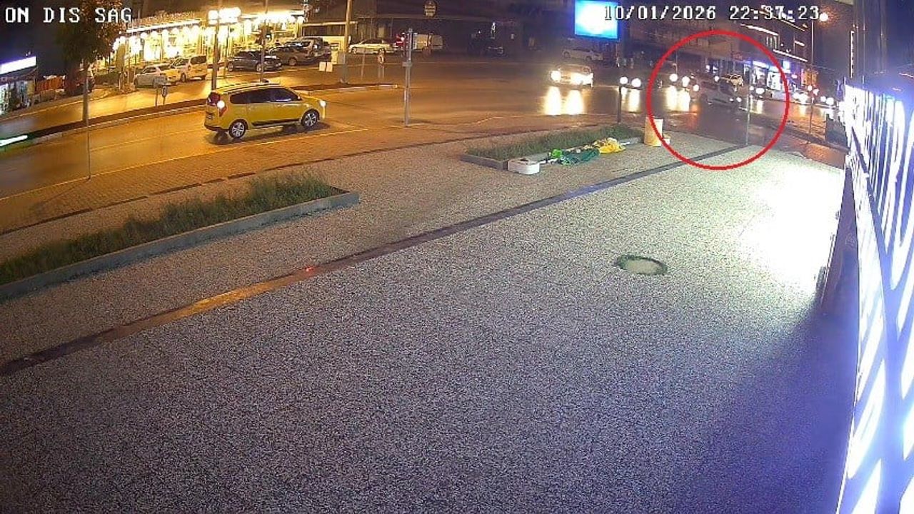 Antalya Serik'te Kavşakta Çarpışma: 3 Kişi Yaralandı, Kaza Kamerada