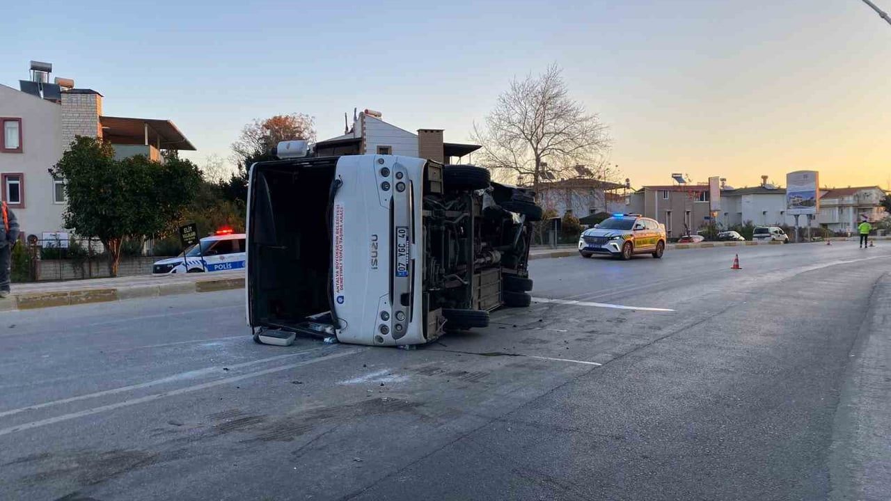 Antalya Serik'te Midibüs ile Otomobil Çarpıştı: 3 Yaralı