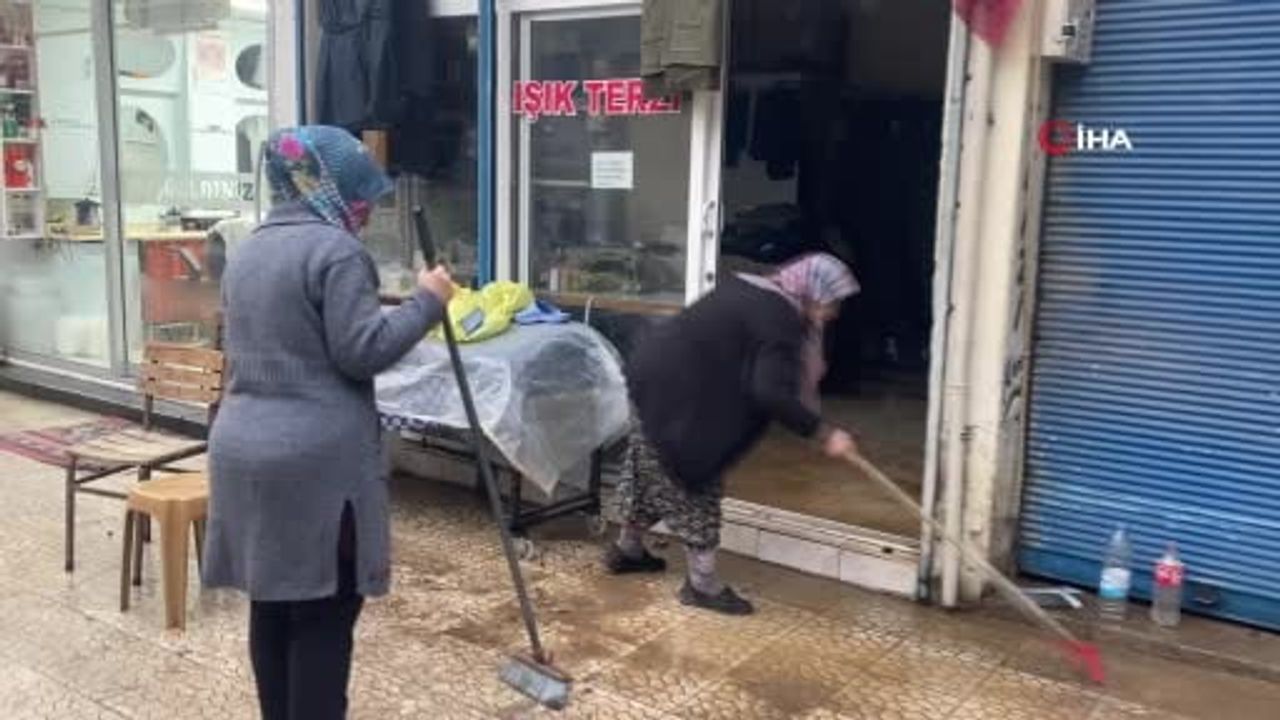 Antalya Serik'te Sağanak Felç Etti: Esnaf Su Baskınıyla Sabah Temizliğe Başladı