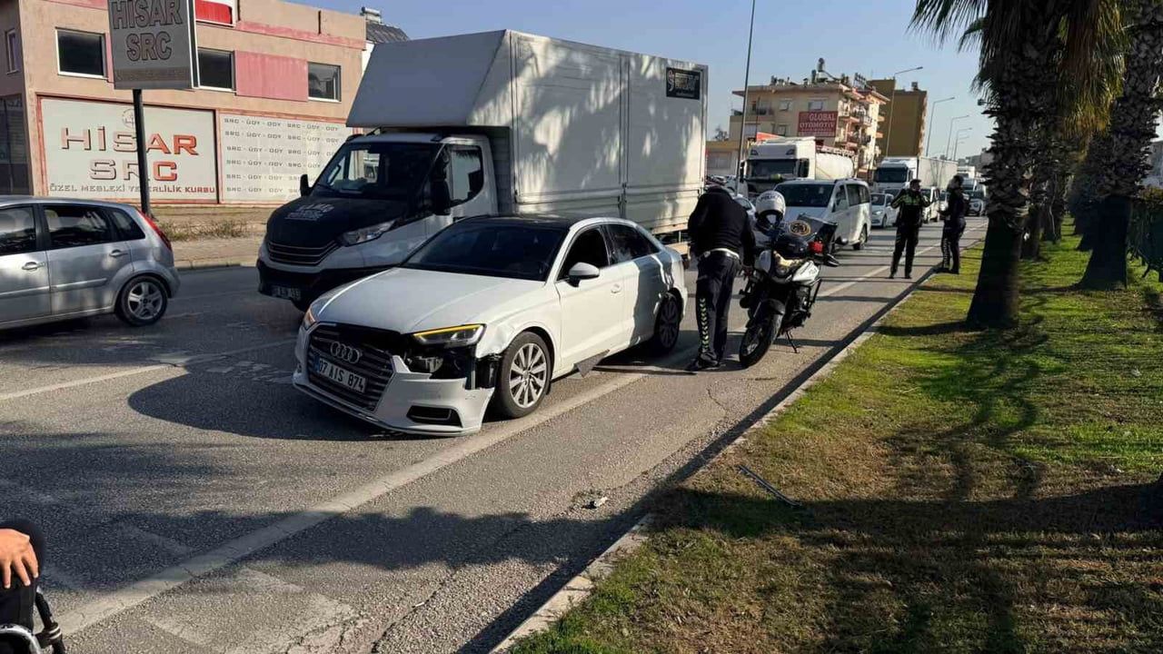 Antalya Serik'te Zincirleme Kaza: İtfaiye Sürücüyü Araçtan Çıkardı