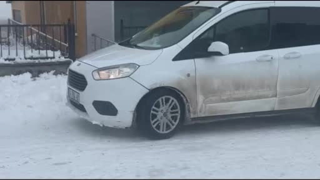 Ardahan Çıldır'da Yoğun Kar ve Buzlanma: Araçların Zorlu Mücadelesi Kamerada