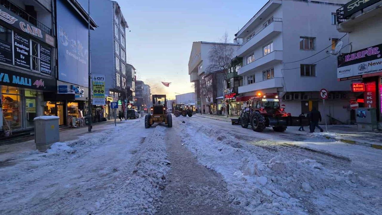 Ardahan'da 3 Gün Süren Karın Ardından Cadde ve Sokaklar Temizleniyor