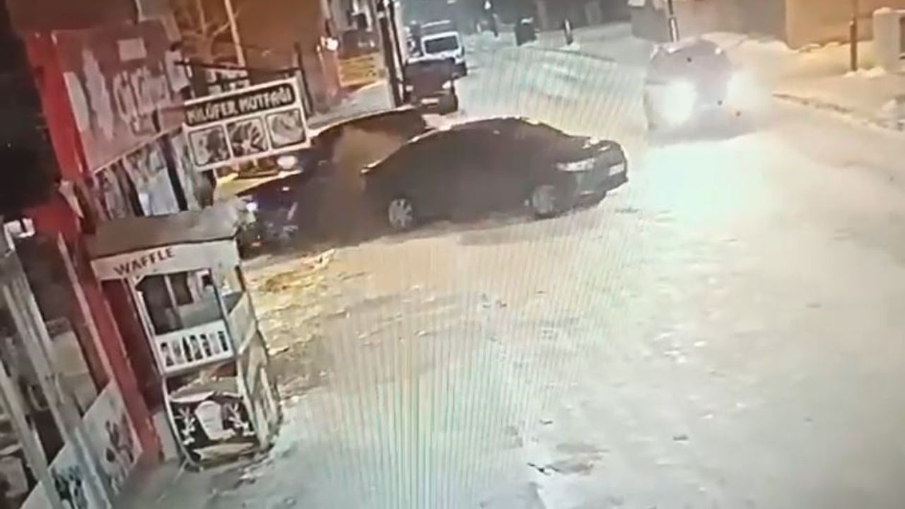 Ardahan'da Buzlanma Kazası: Otomobil İş yerine Girdi