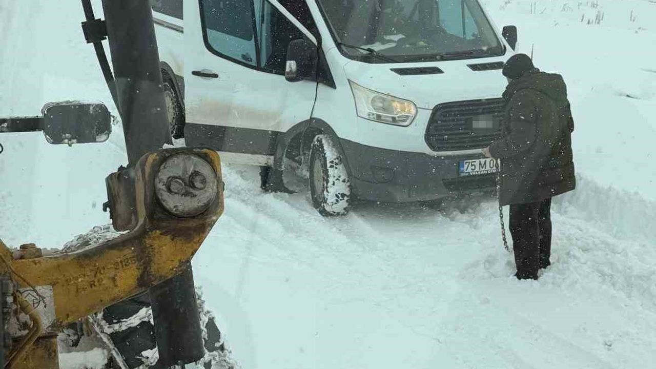Ardahan'da Kar Ulaşımı Aksattı: 60 Köy Yolu, Ilgar ve Sahara Geçitleri Kapandı