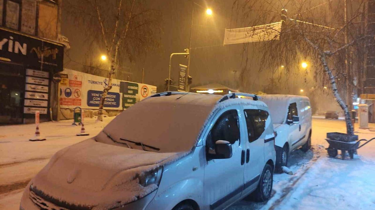 Ardahan'da Kar Yağışı Etkili: Tuzlama Çalışmaları ve Meteoroloji Uyarısı