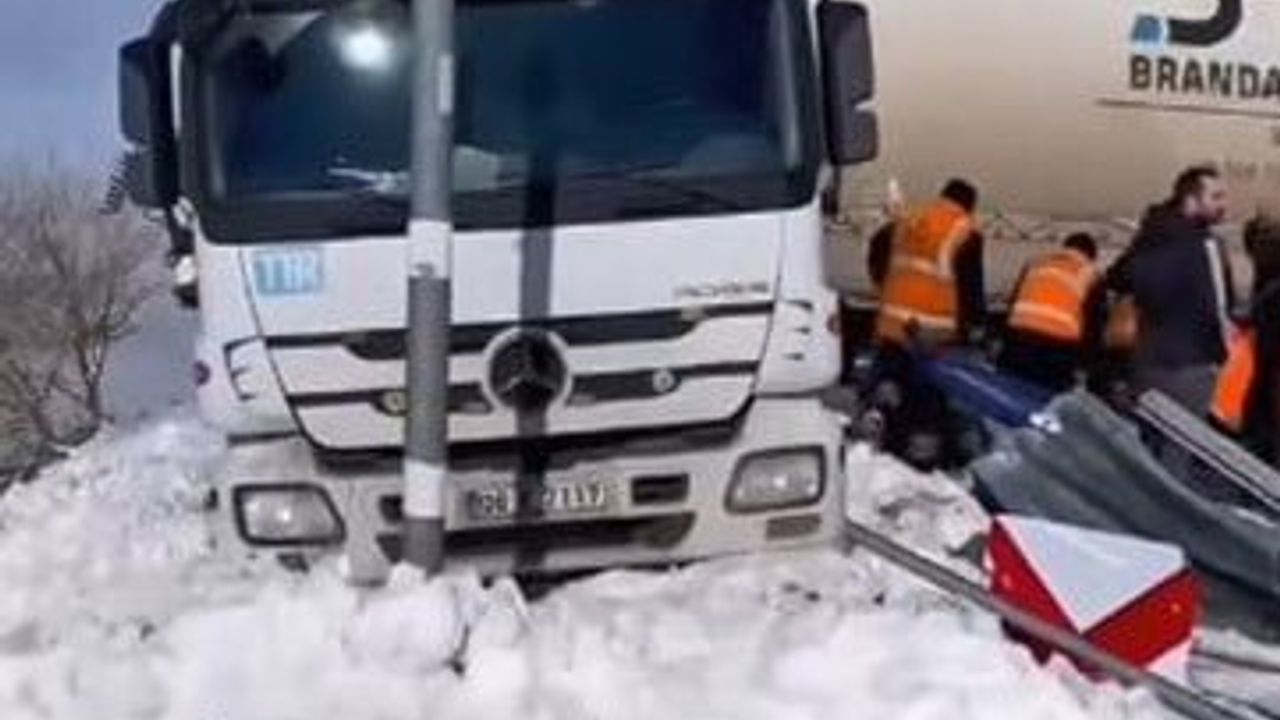 Ardahan'da Sahara Geçidi'nde Buzlanma Trafik Kazasına Yol Açtı