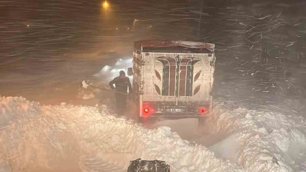 Ardahan'da Tipi 35 Köy Yolunu Ulaşıma Kapattı